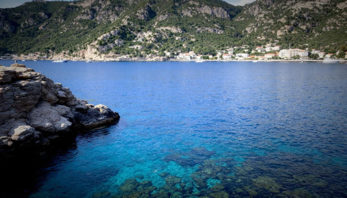 Comment choisir entre avion ou bateau pour votre prochaine escapade méditerranéenne ?